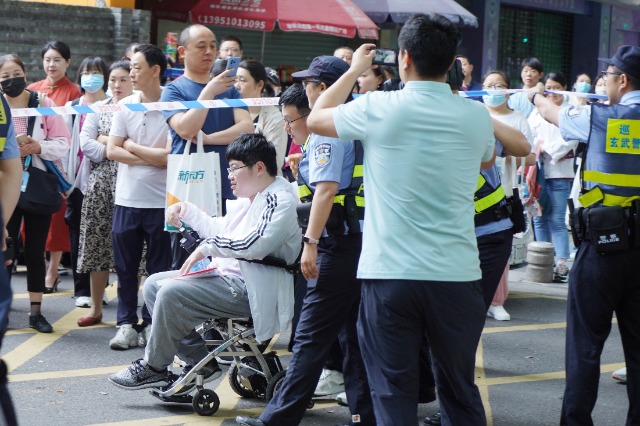 2024-6-7全心護考（南京市人民中學(xué)考點）沈新雨攝DSC09738.JPG