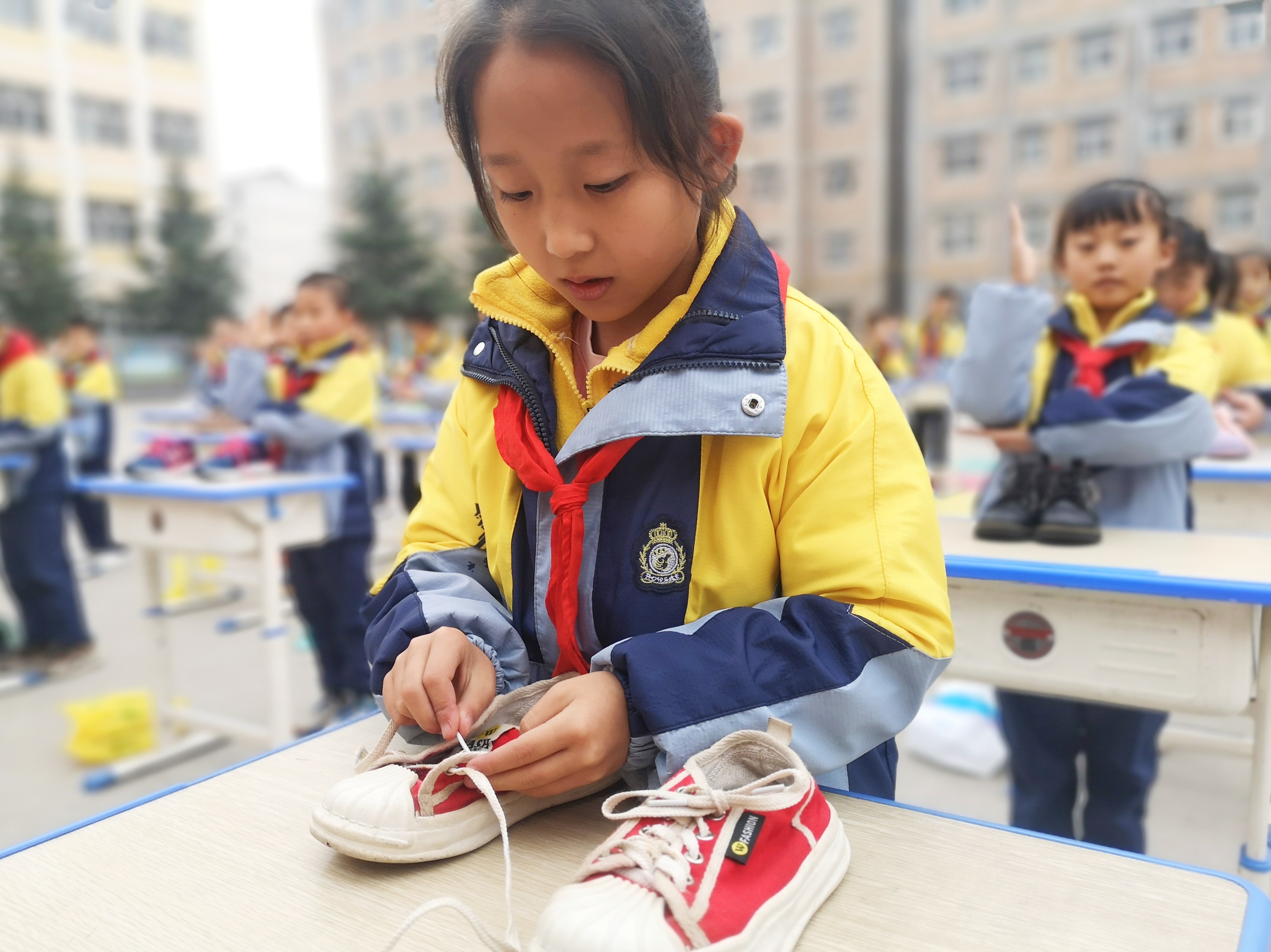 2022年11月8日，甘肅省華亭市實驗小學(xué)學(xué)生在勞動教育技能展示活動中比賽系鞋帶。.jpeg