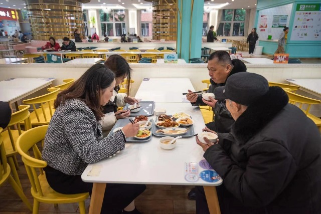 萬里學院學生家長陪同孩子在食堂用餐 學校供圖.jpg