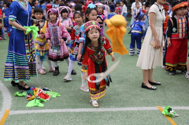 南寧市星湖小學(xué)一、二年級(jí)的學(xué)生開(kāi)展了壯族競(jìng)技項(xiàng)目“背簍繡球”.JPG