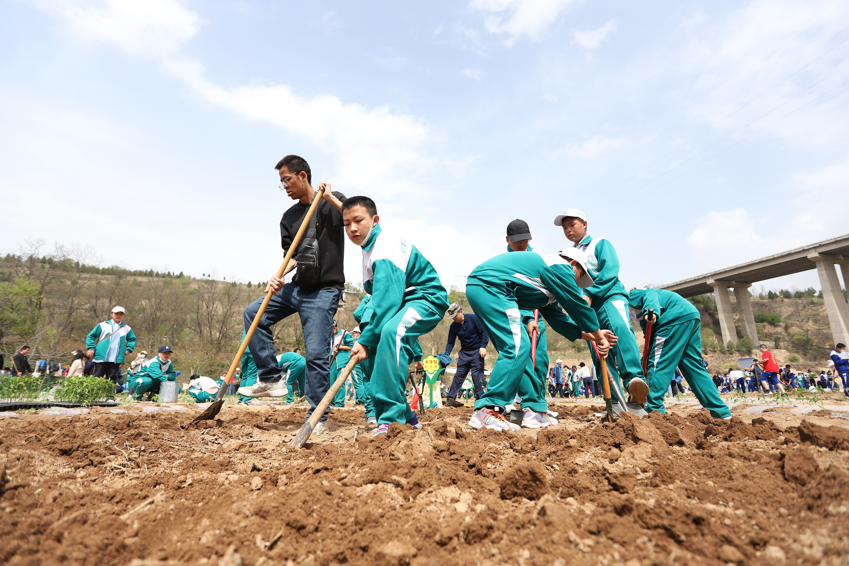 10——4月27日，在甘肅省平?jīng)鍪械谒闹袑W(xué)行知園學(xué)農(nóng)基地里，老師、家長和學(xué)生在翻地。.JPG