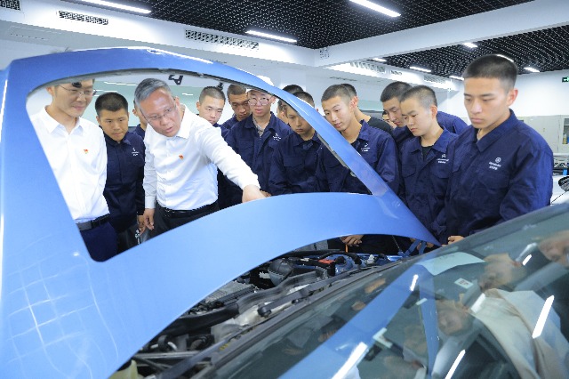 宣講團成員在北電科汽車工程學院交流參觀。學校供圖。.jpg