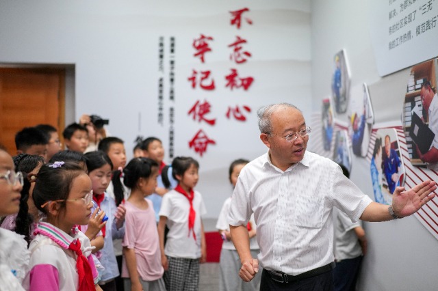 學(xué)生們與“時(shí)代楷?！卞X海軍互動(dòng) 慈溪市學(xué)生成長(zhǎng)指導(dǎo)中心供圖.jpg