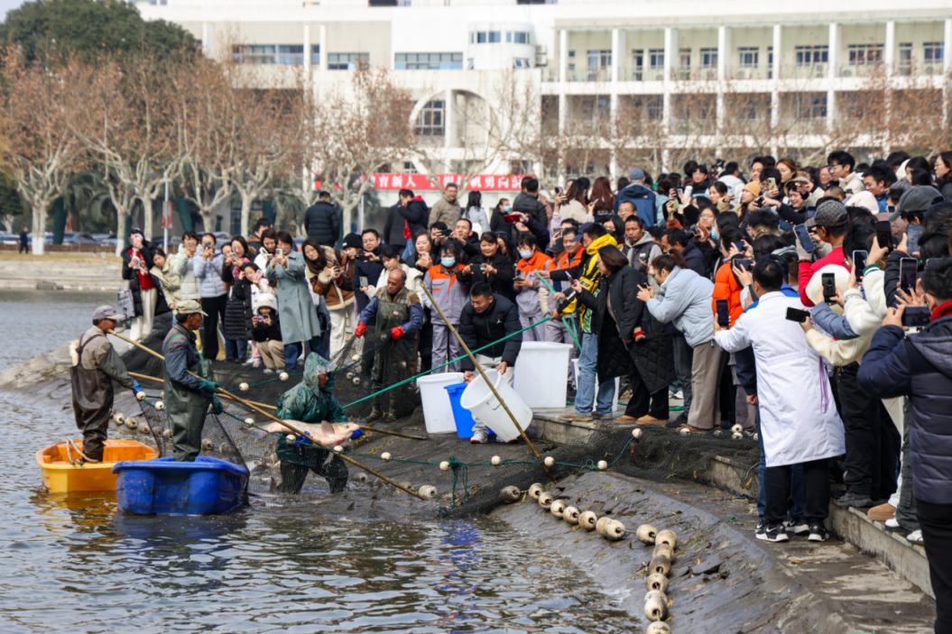 捕魚活動現(xiàn)場。學(xué)校供圖