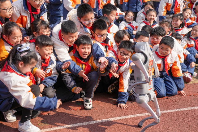 寧波余姚市姚江小學(xué)學(xué)生與機(jī)器狗互動(dòng) 學(xué)校供圖.png